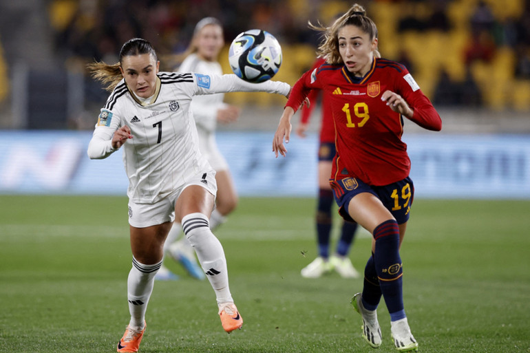 Herrera (trái) nỗ lực áp sát tranh bóng cùng Carmona. (Ảnh: Reuters) Herrera (trái) nỗ lực áp sát tranh bóng cùng Carmona. (Ảnh: Reuters)