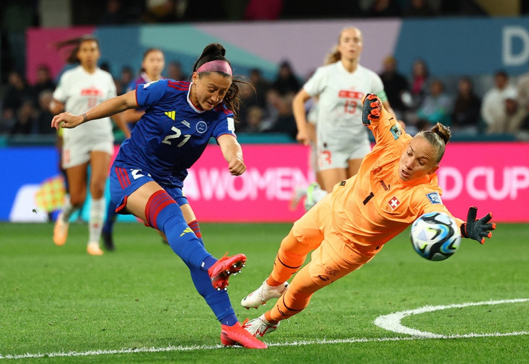 Katrina Guillou đi bóng qua cả thủ môn đội tuyển nữ Thụy Sĩ và dứt điểm tung lưới trống nhưng bàn thắng không được công nhận vì việt vị. (Ảnh: Reuters) Katrina Guillou đi bóng qua cả thủ môn đội tuyển nữ Thụy Sĩ và dứt điểm tung lưới trống nhưng bàn thắng không được công nhận vì việt vị. (Ảnh: Reuters)