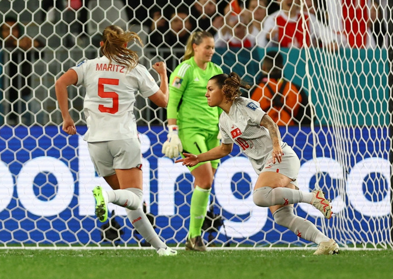 Bachmann mở tỷ số cho đội tuyển nữ Thụy Sĩ. (Ảnh: Reuters) Bachmann mở tỷ số cho đội tuyển nữ Thụy Sĩ. (Ảnh: Reuters)