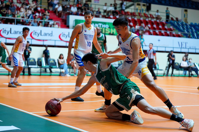 Lê Khắc Đăng Khoa (áo xanh) nỗ lực cứu bóng.