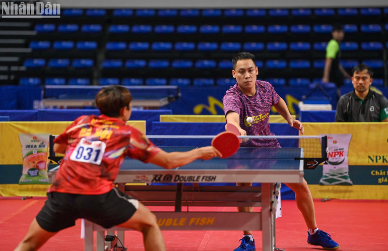 Lê Tiến Đạt (áo tím) tiếp tục duy trì phong độ cao.