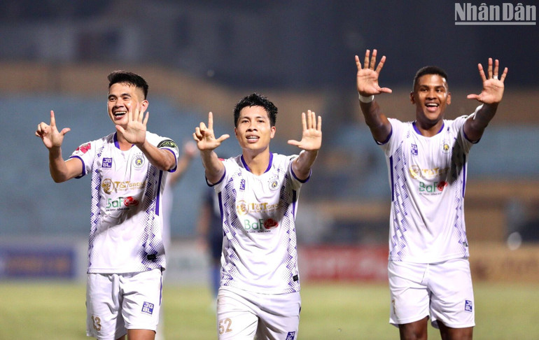 Văn Vĩ (giữa) đưa Hà Nội lên dẫn trước 3-2. (Ảnh: TRẦN HẢI)