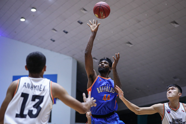 Anthony January treo bóng bổng vào rổ. (Ảnh: VBA) Anthony January treo bóng bổng vào rổ. (Ảnh: VBA)