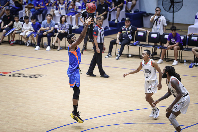 Anthony January ném tầm trung. Anthony January ném tầm trung.