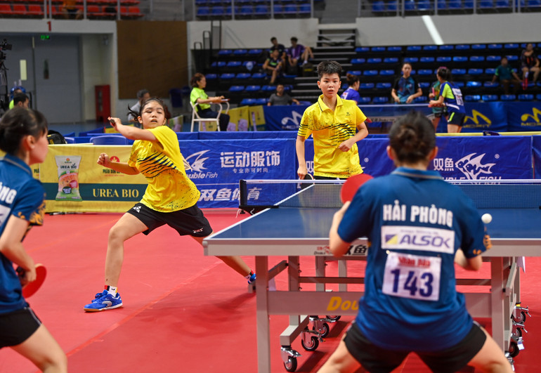 Hai tay vợt trẻ Lê Hoàng Linh Đan - Hồ Ngọc Khánh Linh (Đồng Nai) thi đấu xuất sắc và giành thắng lợi chung cuộc 3-1 trước cặp đôi Nguyễn Phương Anh - Nguyễn Thị Phương Uyên (Hải Phòng).