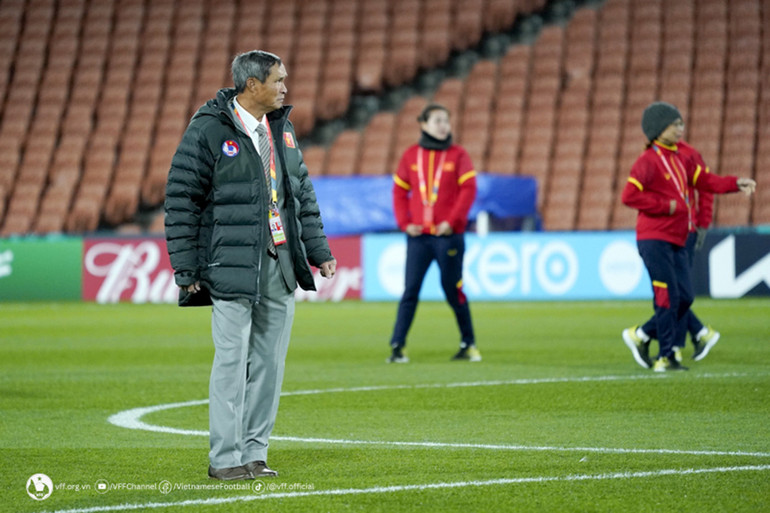 Huấn luyện viên Mai Đức Chung quan sát tỉ mỉ. (Ảnh: VFF)