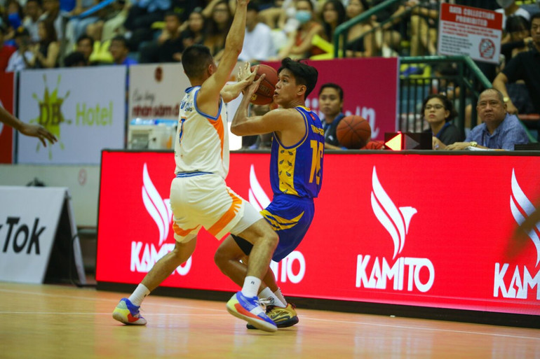 Không thể đánh chiếm khu vực dưới rổ, Ho Chi Minh City Wings còn bị gây áp lực ở vòng ngoài.