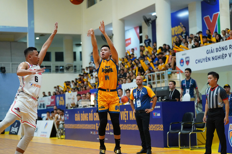 John Fields (áo trắng giữa) tấn công rổ trước 3 cầu thủ Nha Trang Dolphins.