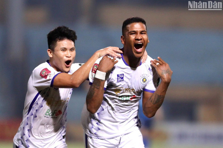 Herlison lập cú đúp vào lưới Bình Định. (Ảnh: TRẦN HẢI)