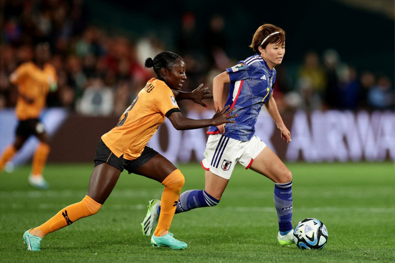 Các cầu thủ Nhật Bản chiếm lĩnh thế trận. (Ảnh: Reuters)