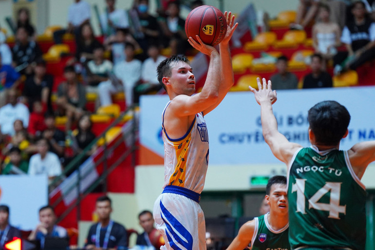 Vincent Nguyễn dứt điểm tầm xa.