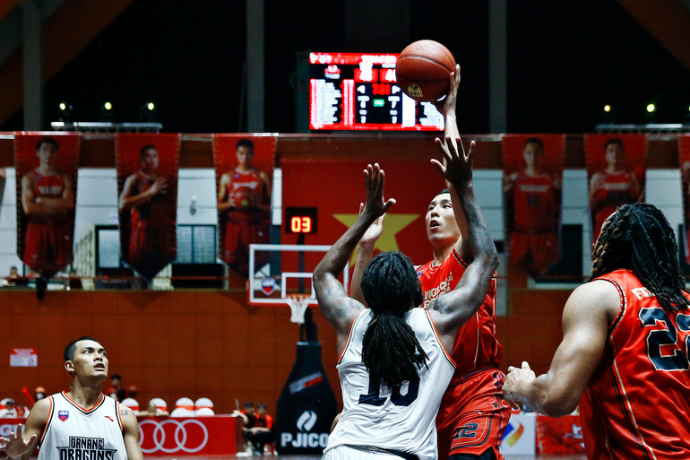 Justin Young dứt điểm tầm trung.