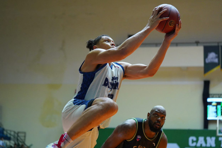 Dominique Tham lên rổ trước mặt DeAngelo Hamilton.