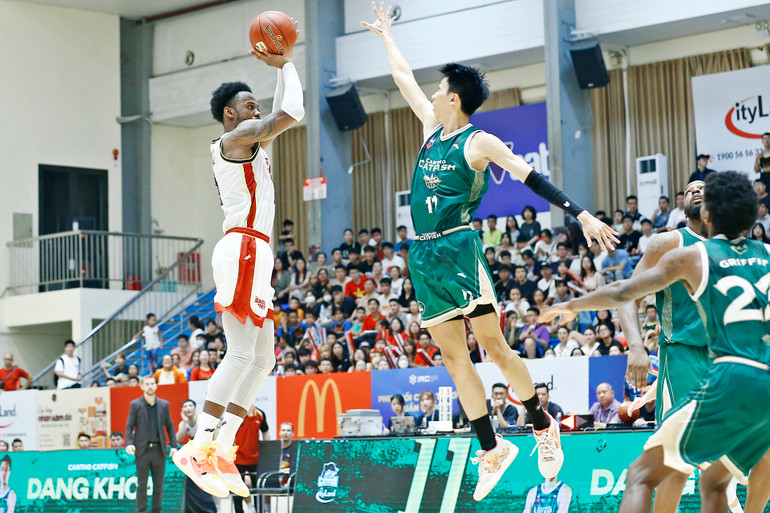 Hassan Thomas dứt điểm từ xa. Hassan Thomas dứt điểm từ xa.