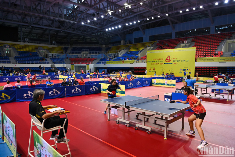 Các trận đấu tại nội dung đồng đội nam, đồng đội nữ tại Nhà thi đấu đa năng tỉnh Quảng Ninh sáng 5/7. (Ảnh: DUY LINH)