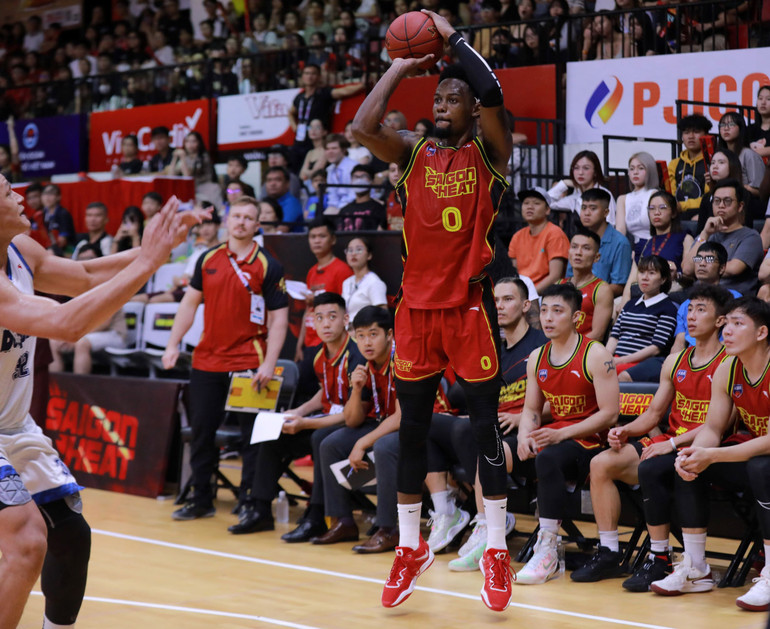 Hassan Thomas ném 3 điểm. (Ảnh: VBA)