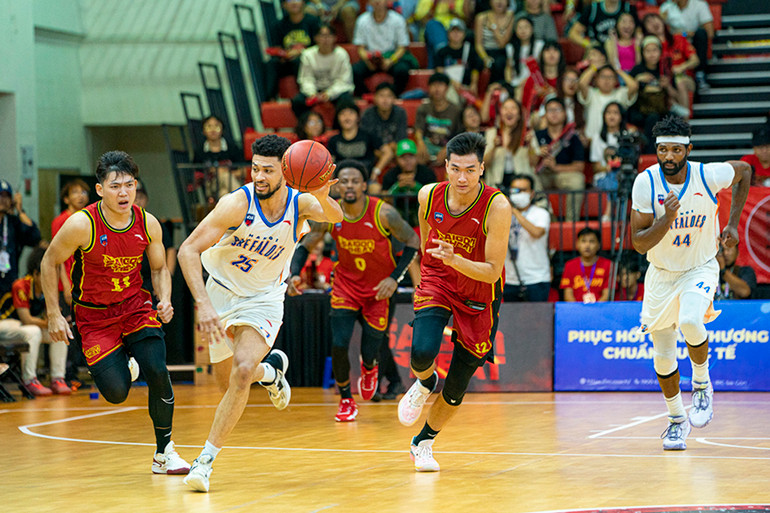 Udun Osakue dẫn bóng phản công sau turnover của Saigon Heat.