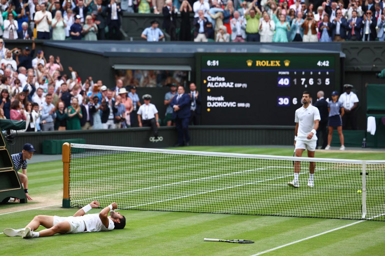 Tay vợt trẻ ăn mừng chiến thắng kịch tính.