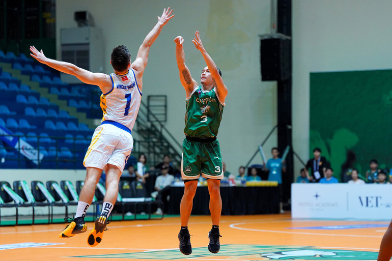 Michael Soy ném ba trước sự truy cản của Vincent Nguyễn.