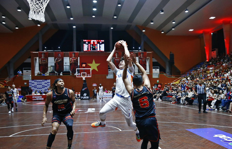 Đinh Tiến Công lên rổ phản công.