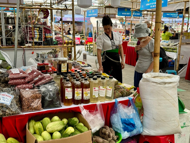 Người dân thủ đô đón nhận, tham gia mua sắm tại tuần hàng. Người dân thủ đô đón nhận, tham gia mua sắm tại tuần hàng.