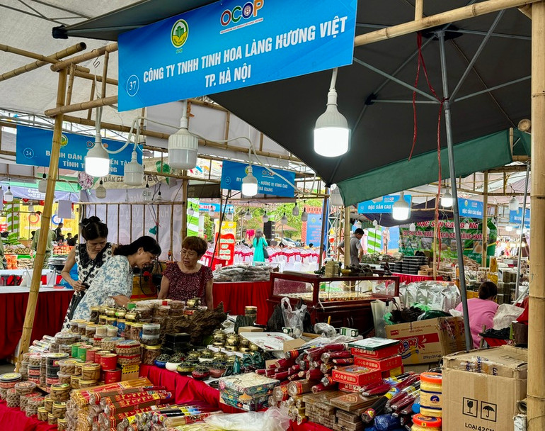 Các sản phẩm trưng bày của Công ty TNHH Tinh hoa làng hương Việt. Các sản phẩm trưng bày của Công ty TNHH Tinh hoa làng hương Việt.
