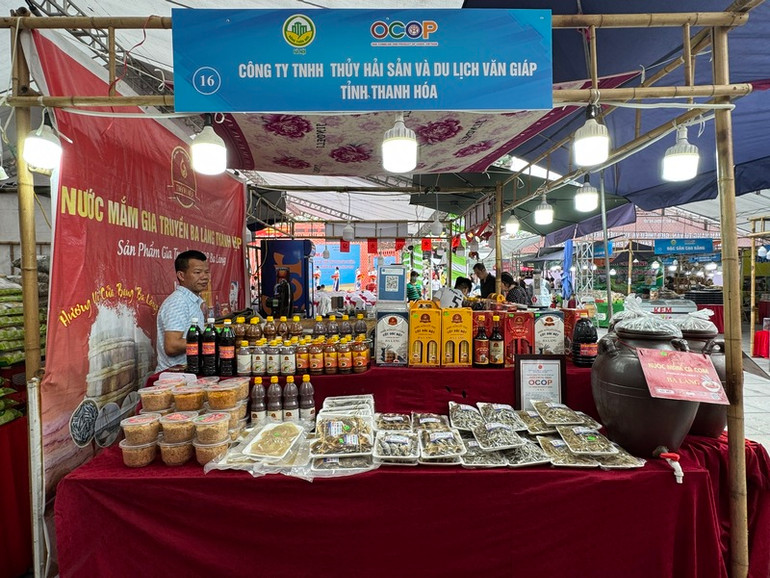 Các chủ thể OCOP tích cực tham gia các hội chợ nông sản. Các chủ thể OCOP tích cực tham gia các hội chợ nông sản.