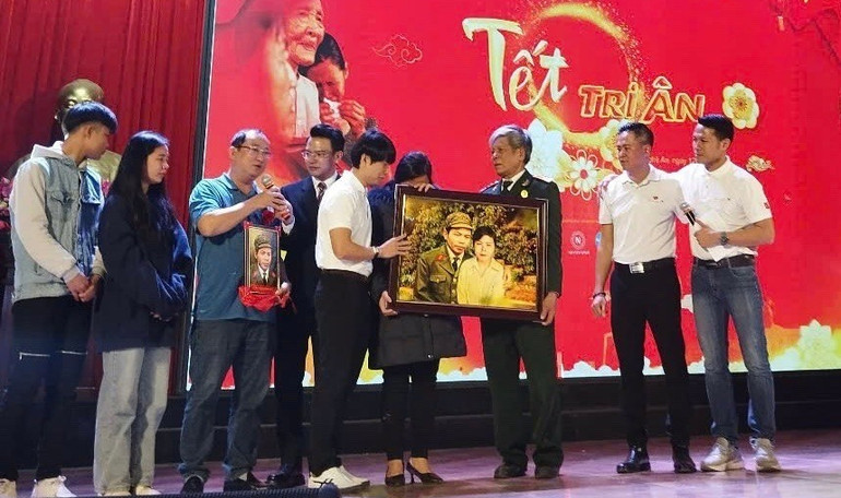 Chị Nguyễn Thị Quý - con gái của liệt sĩ, rưng rưng xúc động nhận bức ảnh liệt sĩ Nguyễn Đình Long. Chị Nguyễn Thị Quý - con gái của liệt sĩ, rưng rưng xúc động nhận bức ảnh liệt sĩ Nguyễn Đình Long.