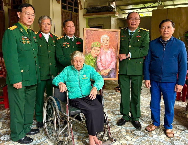 Đại tá Nguyễn Đức Cam - nguyên Phó Sư đoàn trưởng - Tham mưu trưởng Sư đoàn 356 (đứng thứ 3 bên trái) và các đồng đội của liệt sĩ Nguyễn Đình Long, trao tặng Mẹ Việt Nam Anh Hùng Thái Thị Yêm bức tranh “Long về với Mẹ”. Đại tá Nguyễn Đức Cam - nguyên Phó Sư đoàn trưởng - Tham mưu trưởng Sư đoàn 356 (đứng thứ 3 bên trái) và các đồng đội của liệt sĩ Nguyễn Đình Long, trao tặng Mẹ Việt Nam Anh Hùng Thái Thị Yêm bức tranh “Long về với Mẹ”.