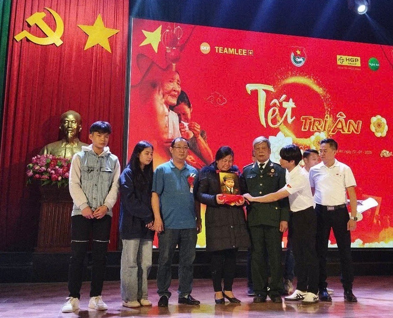 Chị Nguyễn Thị Quý – con gái liệt sĩ Nguyễn Đình Long đã òa khóc xúc động khi được trao di ảnh cha mình sau 40 năm ngã xuống để bảo vệ Tổ quốc. Chị Nguyễn Thị Quý – con gái liệt sĩ Nguyễn Đình Long đã òa khóc xúc động khi được trao di ảnh cha mình sau 40 năm ngã xuống để bảo vệ Tổ quốc.