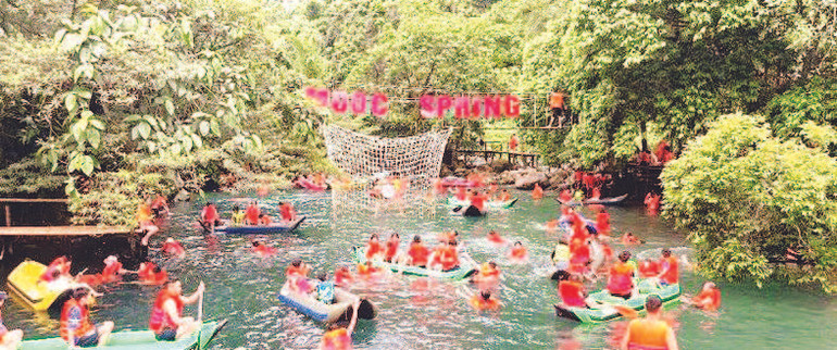 Suối Nước Moọc - điểm du lịch sinh thái thu hút rất đông du khách khi đến Phong Nha-Kẻ Bàng.