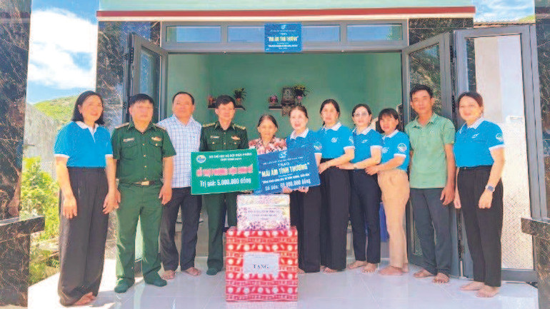 Bàn giao nhà “Mái ấm tình thương” tặng bà Đỗ Thị Hộ, xã Cát Hải, huyện Phù Cát (Bình Định).