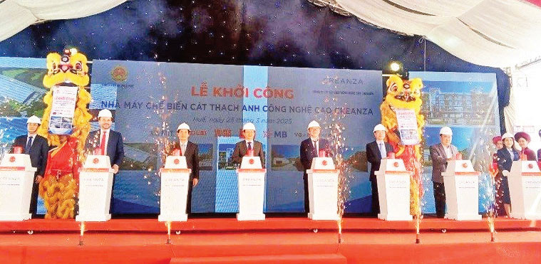 Lãnh đạo thành phố và chủ đầu tư dự án tham gia nghi lễ khởi công Nhà máy chế biến cát thạch anh công nghệ cao Creanza.