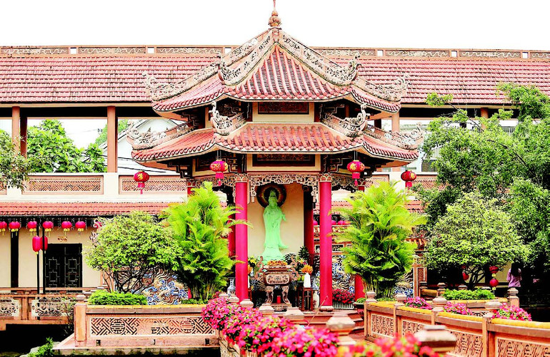 1 - Điểm nhấn của chùa là hệ thống mái ngói mầu đỏ. 1 - Điểm nhấn của chùa là hệ thống mái ngói mầu đỏ.