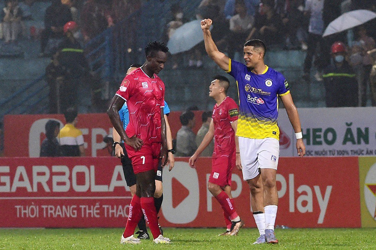 Lucas Vinicius ghi bàn thắng thứ ba ấn định tỷ số 3-0 với chiến thắng nghiêng về đội Hà Nội FC.