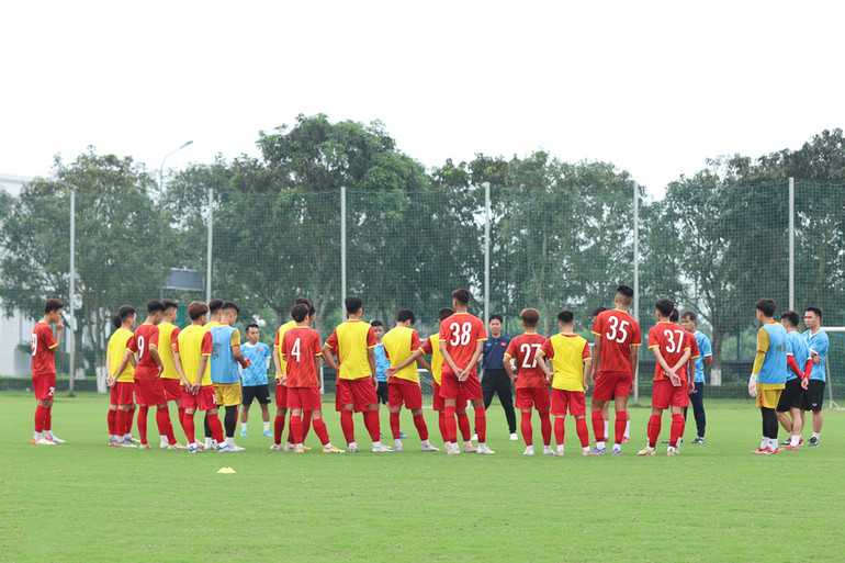 Ban huấn luyện dặn dò các thành viên đội tuyển U17 Việt Nam. (Ảnh: VFF) Ban huấn luyện dặn dò các thành viên đội tuyển U17 Việt Nam. (Ảnh: VFF)