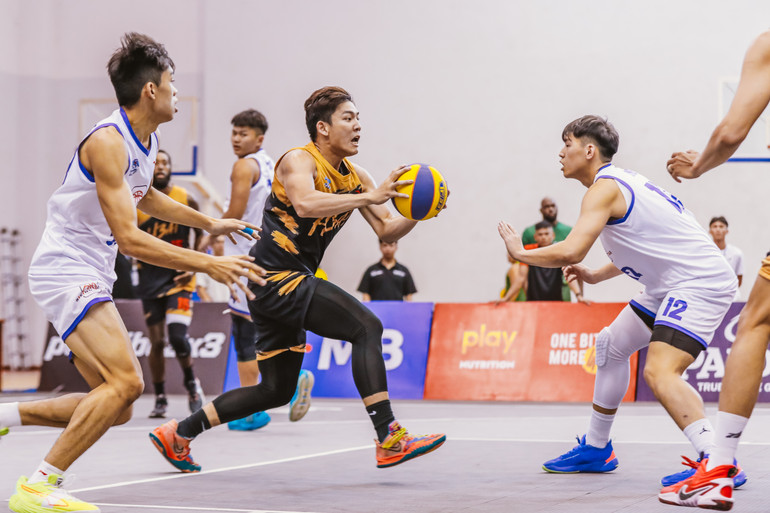 Võ Kim Bản (áo đen vàng) đưa Saigon Heat vào chung kết nhánh thua. (Ảnh: VBA)