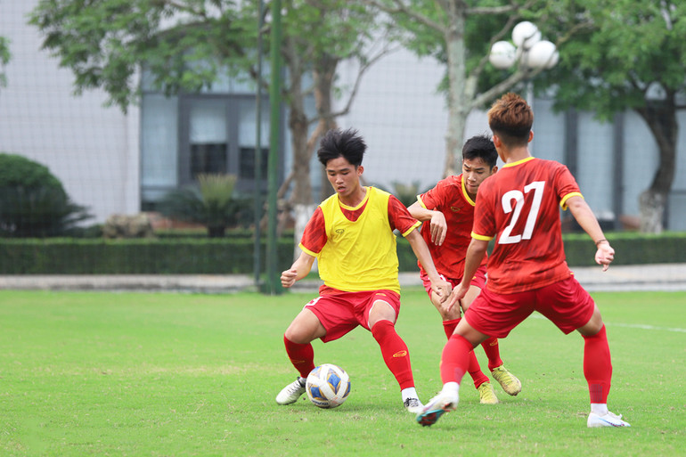 Các cầu thủ trẻ kiên trì tập luyện trước giải đấu lớn. (Ảnh: VFF) Các cầu thủ trẻ kiên trì tập luyện trước giải đấu lớn. (Ảnh: VFF)