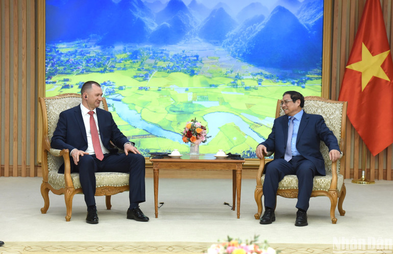 Thủ tướng Phạm Minh Chính trao đổi cùng Bộ trưởng Nội vụ Cộng hòa Belarus Ivan Vladimirovich Kubrakov.