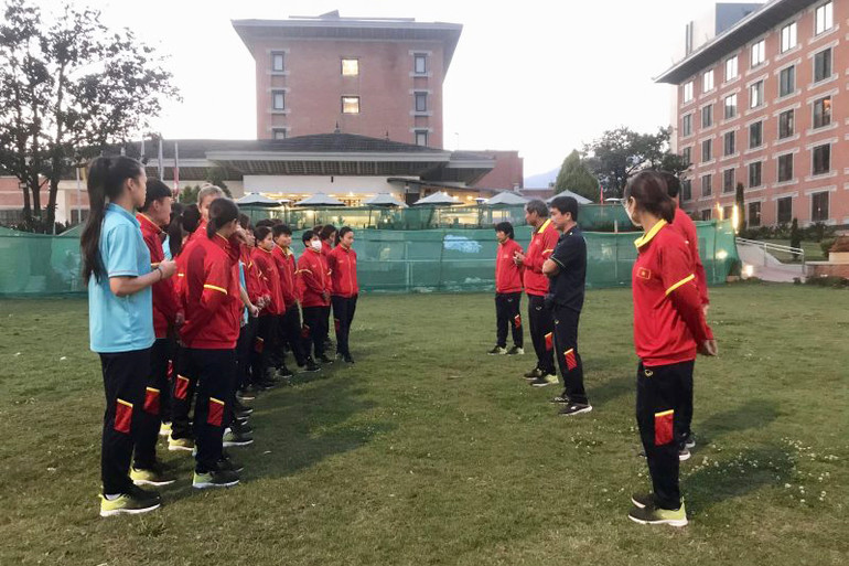 Ban huấn luyện dặn dò các nữ tuyển thủ trước buổi tập tại khách sạn. (Ảnh: VFF) Ban huấn luyện dặn dò các nữ tuyển thủ trước buổi tập tại khách sạn. (Ảnh: VFF)