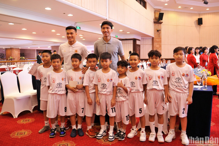Hai tuyển thủ và Bùi Tiến Dũng và Đoàn Văn Hậu giao lưu cùng các cầu thủ nhí. Hai tuyển thủ và Bùi Tiến Dũng và Đoàn Văn Hậu giao lưu cùng các cầu thủ nhí.