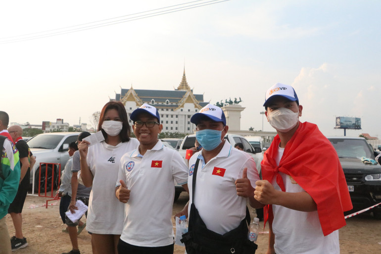 Một nhóm bạn trẻ người Việt công tác tại Campuchia đến xem trận mở màn của U22 Việt Nam.