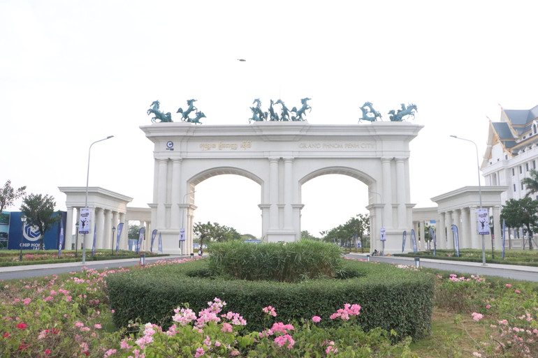 Sân vận động Prince nằm trong khu đô thị Grand Phnom Penh City thuộc quận Sen Sok.