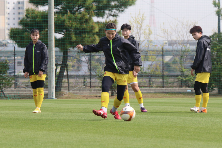 Tâm lý khá thoải mái của các nữ tuyển thủ trong ngày tập luyện đầu tại Nhật Bản. (Ảnh: VFF)