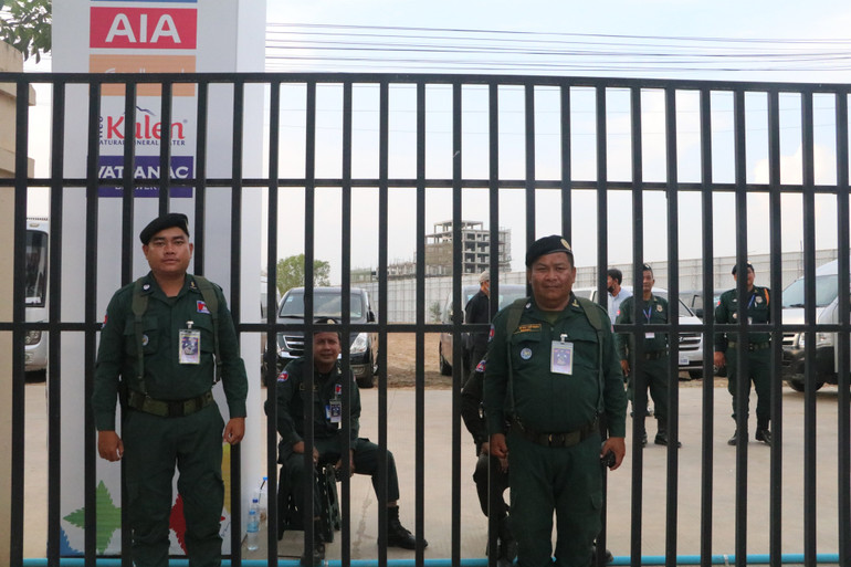 Cảnh sát thường trực bảo vệ an ninh, an toàn tại sân vận động.