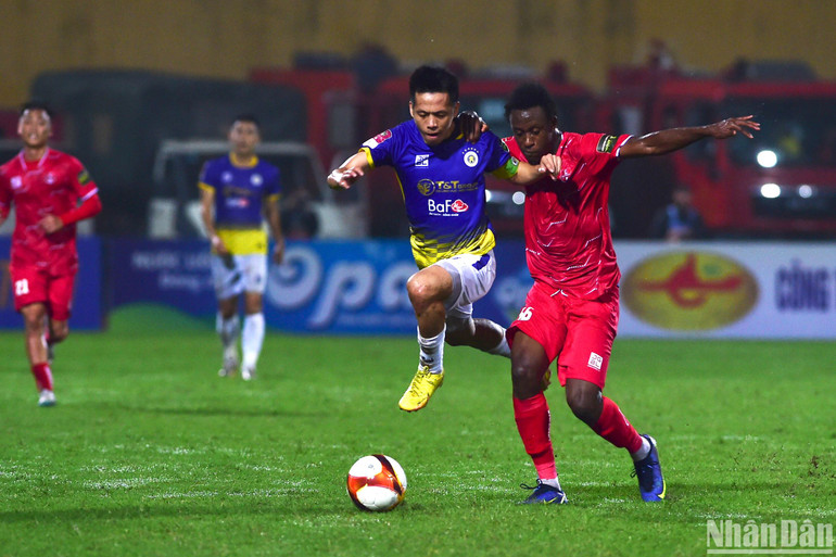 Văn Quyết đánh dấu bàn thắng thứ 100 tại V-League.