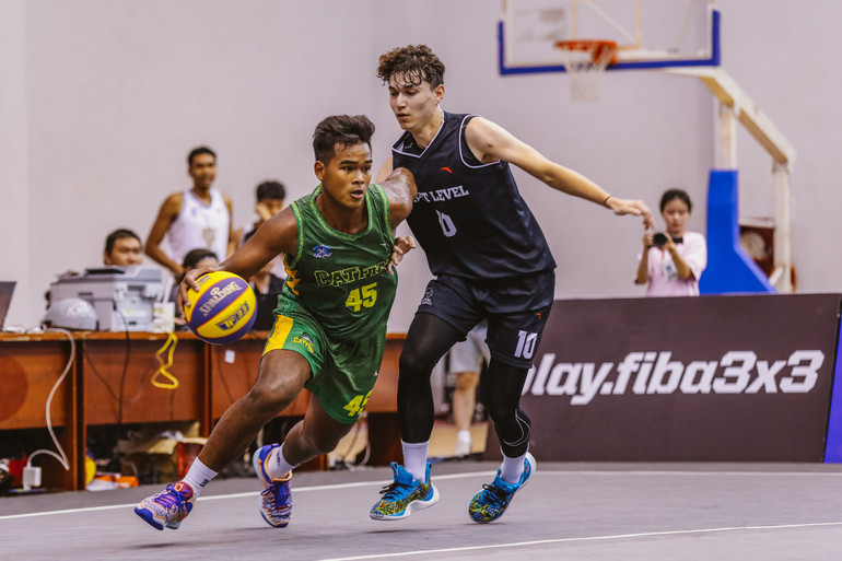 Lâm Minh Duy (áo xanh) của Cantho Catfish là nhân tố giúp đội bóng tiến vào chung kết. (Ảnh: VBA)