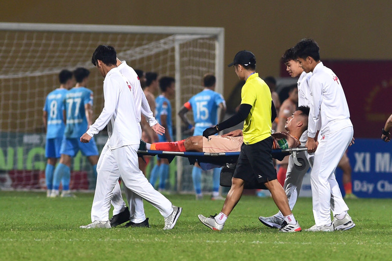 Một cầu thủ Công an Hà Nội phải rời sân bằng cáng.