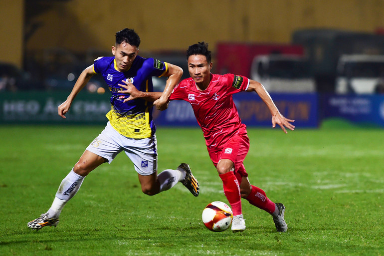 Trước sự cổ vũ cuồng nhiệt, các cầu thủ Hải Phòng tạo ra một số tình huống nguy hiểm nhưng chưa thể có bàn thắng.