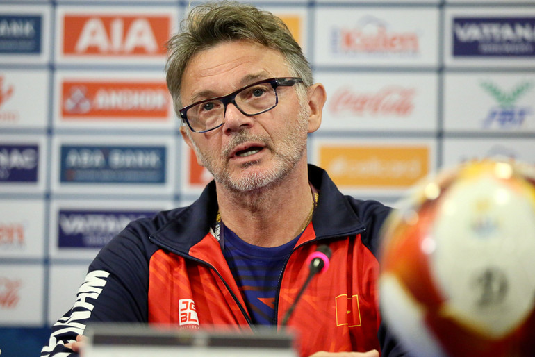 HLV Philippe Troussier trả lời câu hỏi từ phóng viên. (Ảnh: VFF)